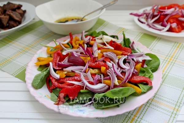 Положить перец и лук