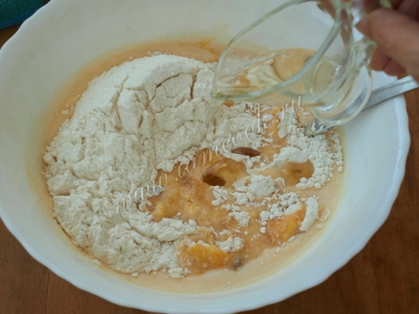 Влить масло