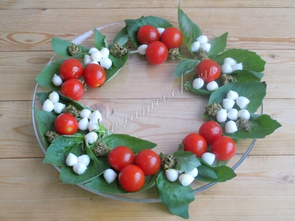 Новогодний венок капрезе