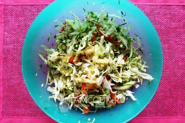 Готовый салат из капусты, ананаса и сладкого перца