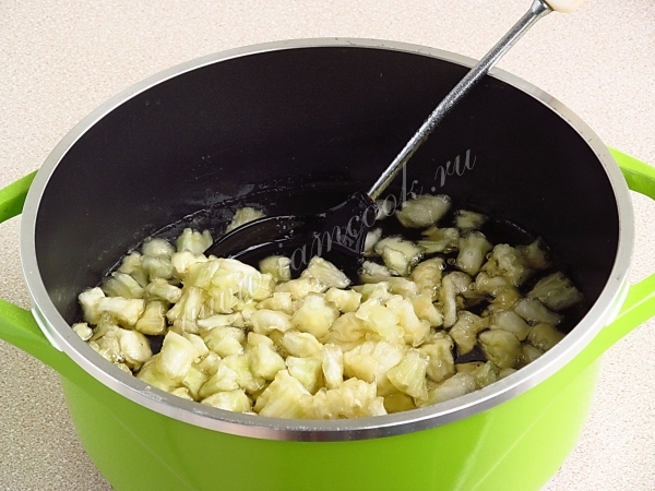 Опустить кубики дыни в сироп