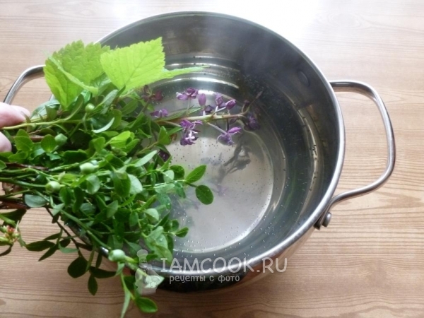 Положить в горячую воду травы