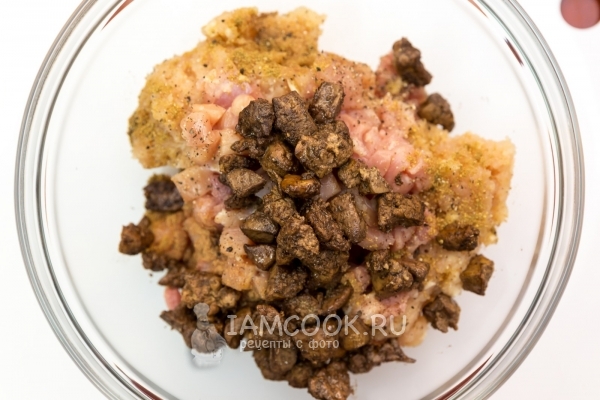 Положить печень к фаршу