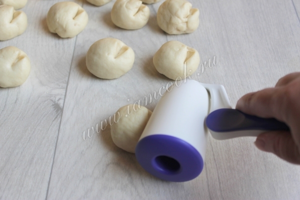 Раскатать кусочек теста