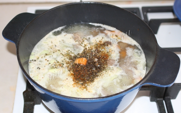 Процесс тушения утки кусочками