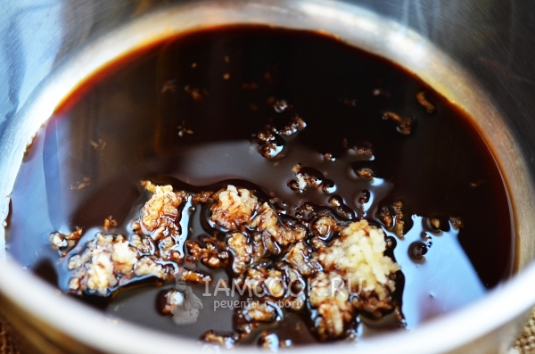 Положить чеснок в соевый соус