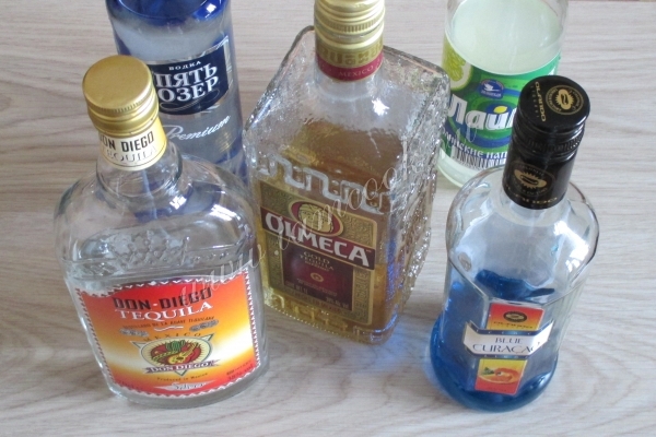 Ингредиенты для коктейля Голубая лагуна
