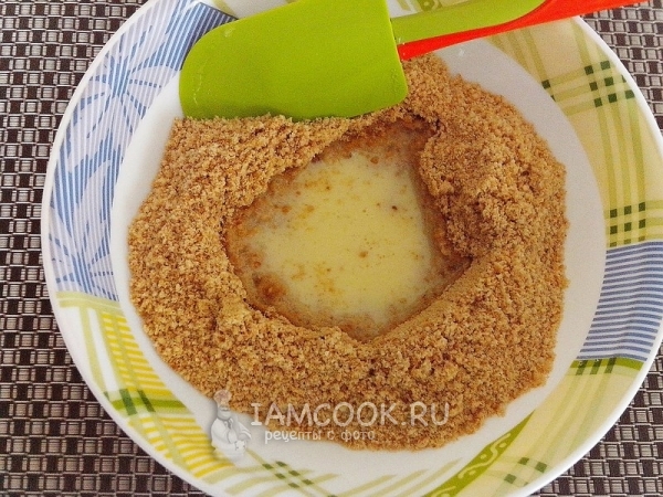 Смешать печенье с маслом