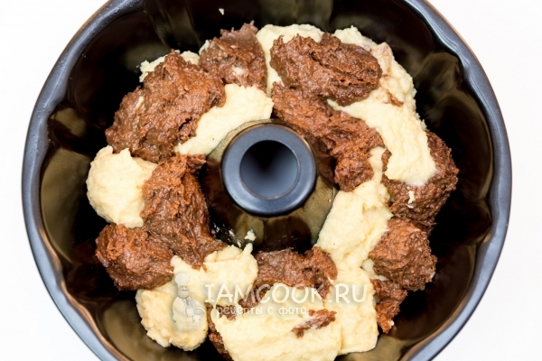 Выложить тесто в форму