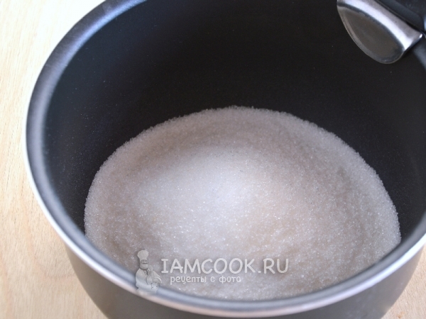 Всыпать в кастрюлю сахар