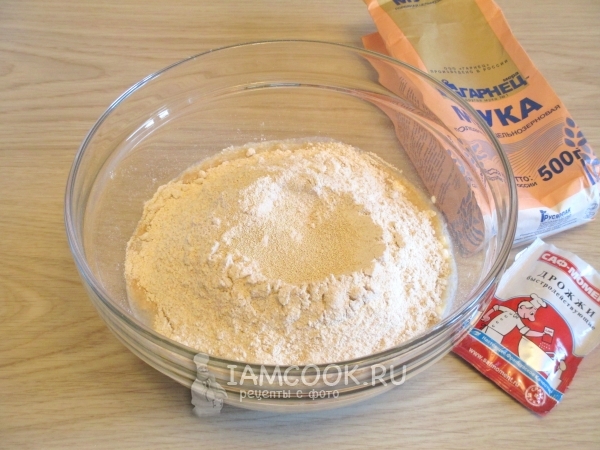 Добавить муку и дрожжи