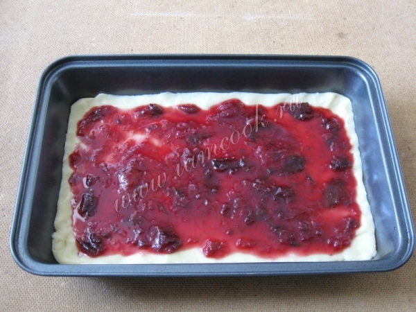 Выложить джем на тесто