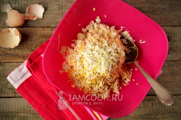 Положить натертые яйца