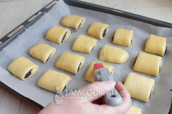 Смазать булочки яйцом