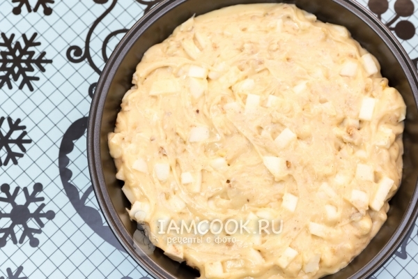 Переложить тесто в форму