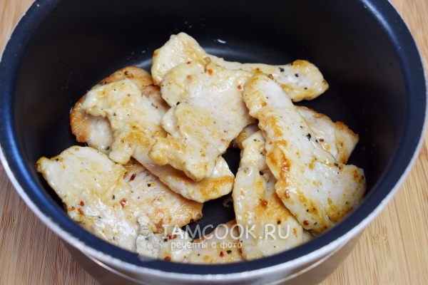 Положить филе в сотейник