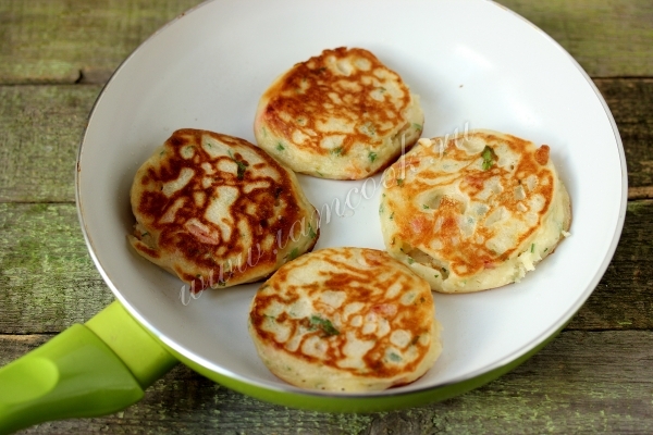 Обжарка оладьев с колбасой