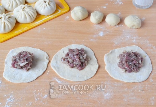 Положить на тесто фарш