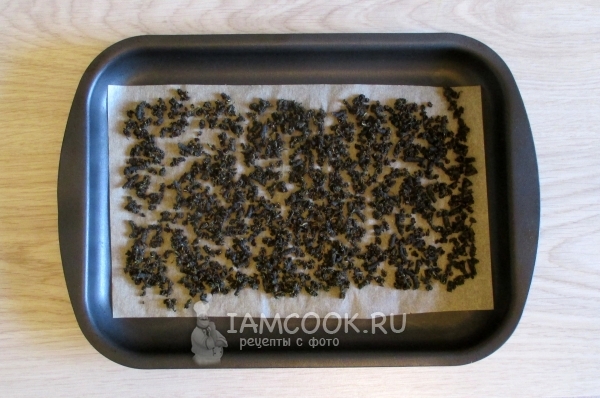 Выложить гранулы чая на противень
