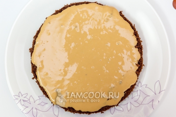 Смазать корж кремом