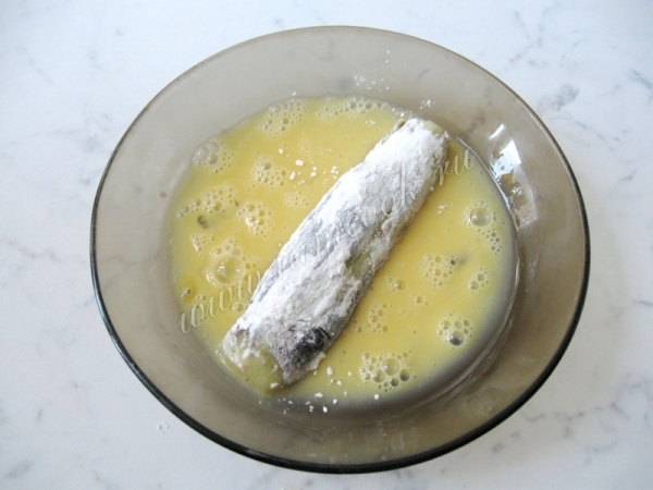 Обмакнуть баклажаны в яйце