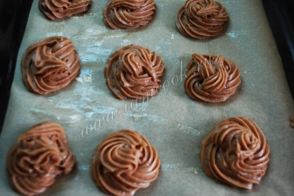 выкладываем пирожные