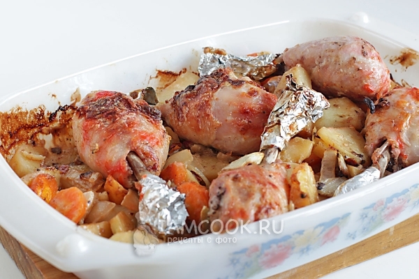 Готовые куриные голени с картошкой в духовке