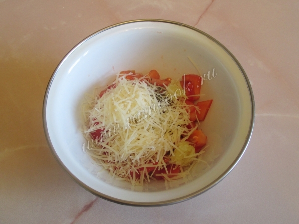 Помидор с приправами и сыром