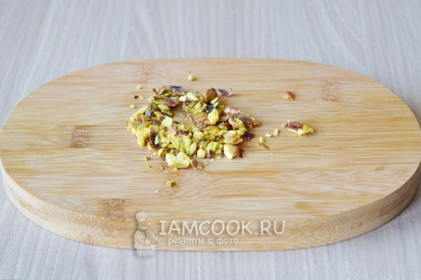 Измельчить фисташки