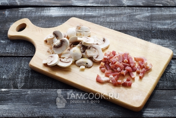 Порезать грибы и бекон