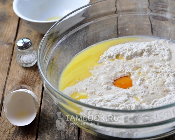 Добавить яйцо, опару и муку