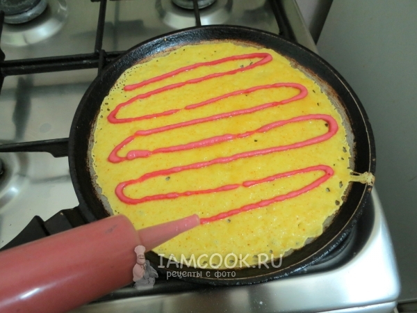 Вылить тесто на сковороду
