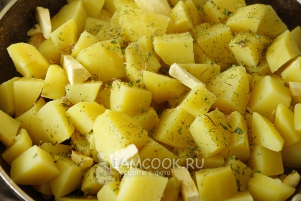 Добавить к картофелю масло и тимьян