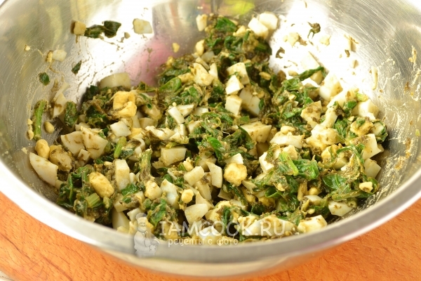 Смешать черемшу с солью и яйцами