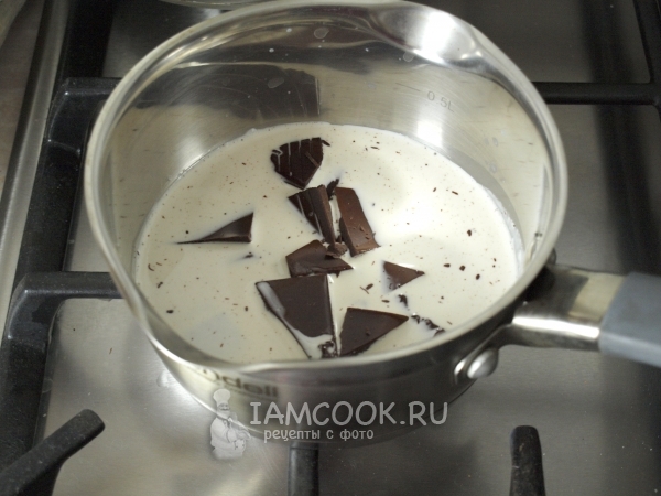 Положить в сливки шоколад
