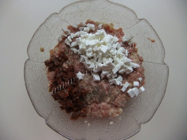 Добавить сыр фета