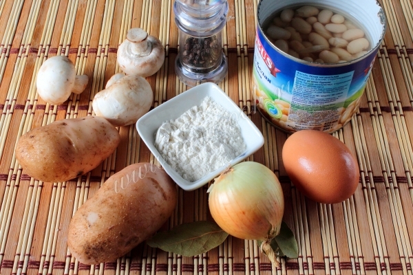 Ингредиенты для фасолевого супа с грибами в мультиварке