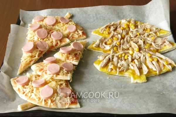 Положить кукурузу и колбасу