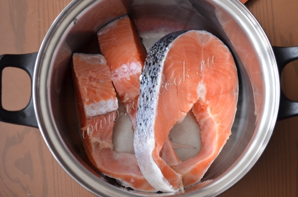 Стейки семги в кастрюле