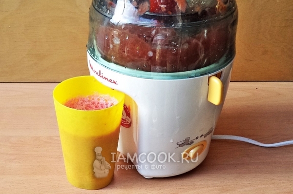 Выжать сок из помидоров