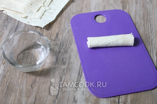 Свернуть лаваш в рулет