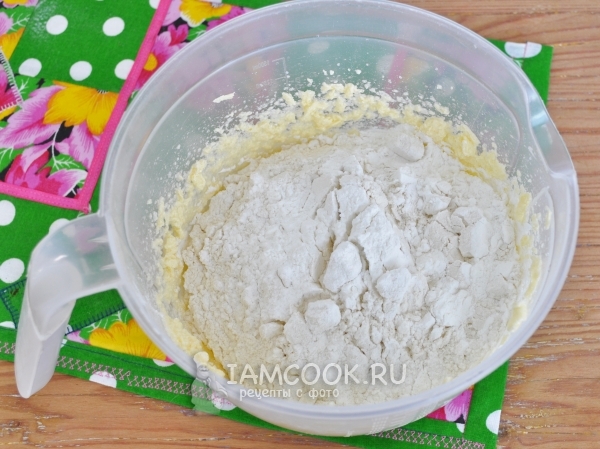 Всыпать муку