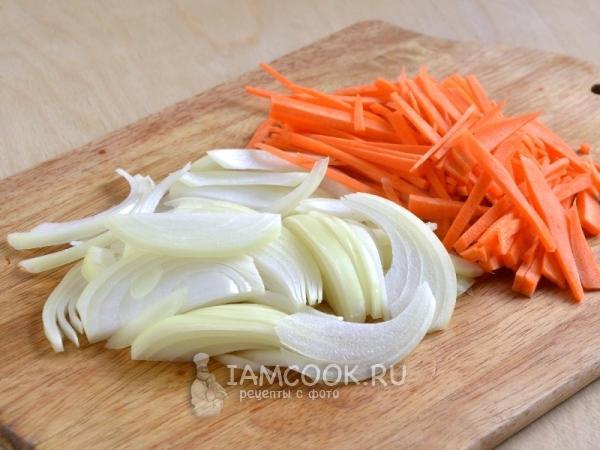 Порезать лук и морковь