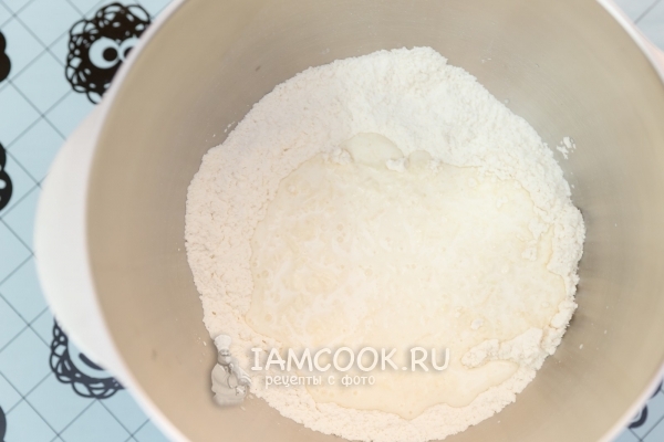 Соединить сухую и жидкую смеси