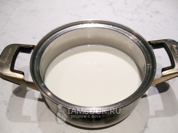 Молоко в кастрюле