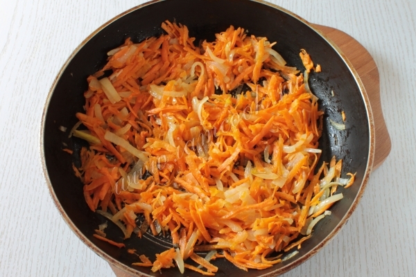 Обжарка моркови с луком