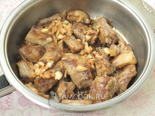 Обжарить ребрышки