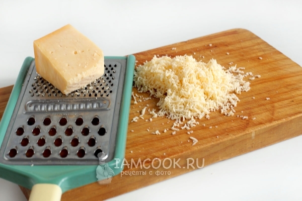 Натереть на терке сыр
