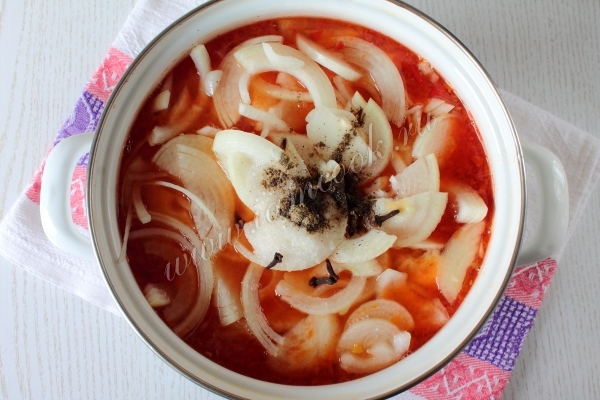 Добавить лук и специи