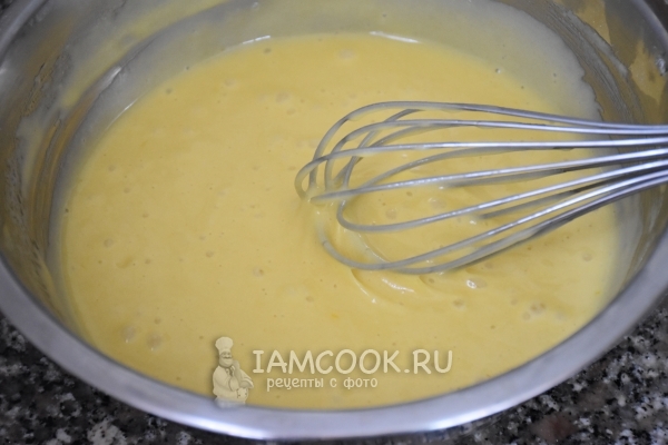 Смешать яйца, сахар и муку